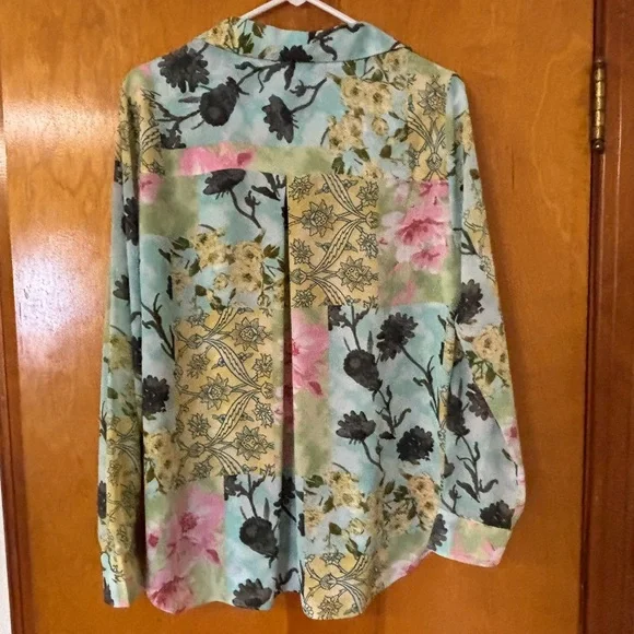 Rose + Olive brand size large button up, ladies. - Picture 3 of 3